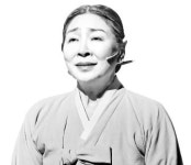 15만원 뮤지컬 영웅 vs 1만5천원 영화 영웅…누가 승자인가