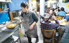 겨우 뽑아도 힘들다며 바로 관둬…요리부터 서빙까지 혼자 합니다