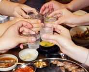 삼겹살에 소주 한 잔이 3만원?…더이상 못 버텨 인상 예고