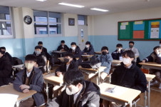 마스크 벗은 얼굴 어색해…학생 대부분 교실서 마스크 착용