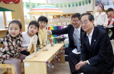 삼성어린이집 간 한 총리 저출산 극복위해 기업 역할 중요