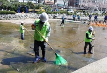 [포토] 새봄맞이 대청소, 은평구 불광천
