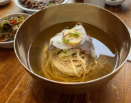 한 그릇에 1만6000원…유난히 비싼 평양냉면, 왜?