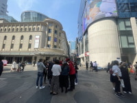 쇼핑백 든 외국인들 뭘 샀길래…썰렁했던 명동 살아난 이유 [현장+]