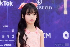 [포토] 오지율, 이모 삼촌들 미소 부르는 귀여움 (백상예술대상)