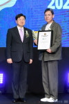 [포토] 덴티스테, 2023 브랜드 고객충성도 대상 프리미엄치약 부문 수상
