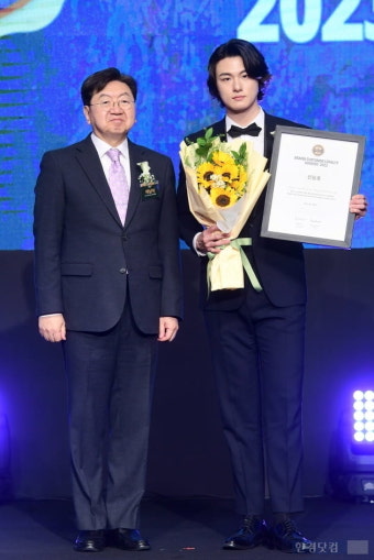 [포토] 신승호, '2023 브랜드 고객충성도 대상' 남자배우 라이징스타 부문 수상