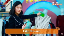 쇼핑 즐기는 북한 소녀…유튜버 영상에 또 샤넬 가품?