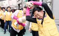 [포토] 빨래 짜는 김기현 국민의힘 대표