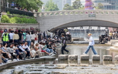 [포토] 벌써 여름? 30도 무더위에 청계천은 북적