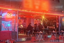 같이 한잔해 끝없는 대쉬…평일 밤에도 헌팅포차 꽉 찼다 [여기잇슈]