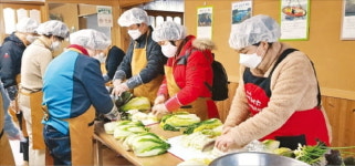 전남 해남 김치마을, 특산품 배추로 가족 함께 김치 만들며 추억을