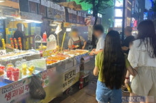 명동 노점 왜이리 비싸 바가지 논란…결국 가격 내렸다는데 [현장+]