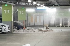 너무 무섭다…홈플러스 송도점 지하주차장 천장 또 붕괴
