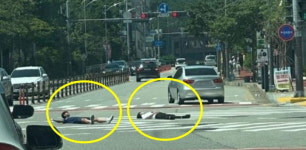 왜 저래? 스쿨존에 大자로 누운 10대들…이유 알고 보니