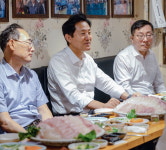 매일 표본검사하며 안전 확인…횟집 회식 나선 오세훈 시장