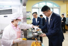교육차관 급식 안심해도 돼…초등학교 찾아 고등어 점심