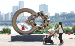 크라운해태, 뚝섬공원서 조각전 열어