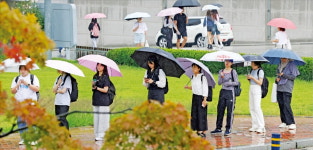 [포토]  가을비, 우산 속으로…“주말까지 내려요”