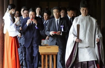 [속보] 일본 국회의원들, 전범 합사 야스쿠니신사 집단 참배