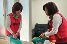 경로당에 편백수 들고 나타난 나경원…빈대 뉴스 듣고 왔다