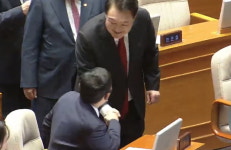 尹 악수 청하자 이제 그만두셔야죠…野 일부 노룩 악수도 [영상]