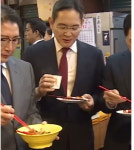 오뎅 국물 좀… 예상 밖 재벌 회장님 떡볶이 먹방 화제몰이