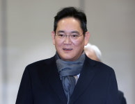 귀국한 이재용, 얼굴에 미소…출장 성과 반도체가 90%