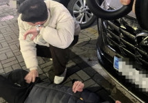 빗길에 쓰러진 70대 발견…100m 달려 나타난 슈퍼맨은