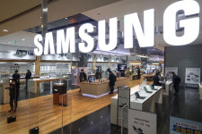 삼성전자, 기관 팔자에 보합권…개장 직후 또 52주 신고가