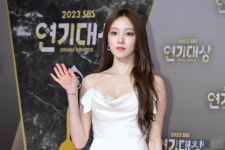 [포토] 이성경, 우아한 손인사~ (2023 SBS 연기대상)