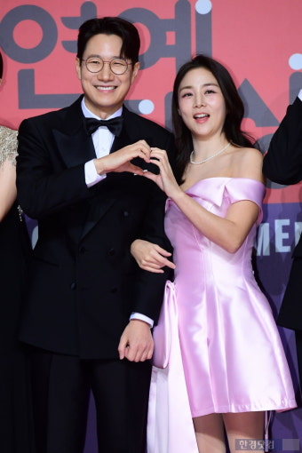 [포토] 조우종-정다은 부부, '환한 미소로 하트~' (2023 SBS 연예대상)