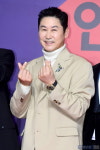 [포토] 신동엽, 멋진 미소로 하트~ (2023 SBS 연예대상)