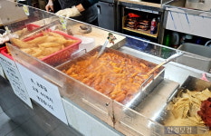 강남키즈 맛집 폐업 소식에 100명 줄섰다…떡볶이 3대장 어디? [여기있슈]
