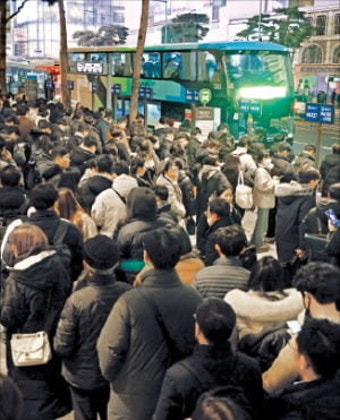 명동 '퇴근길 대란'에…버스 줄서기 표지판 이달 말까지 운영중단