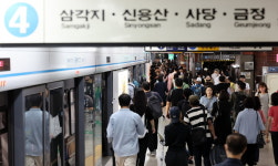 출근길 사당역서 죽을 뻔…공포의 1분 50㎝ 틈이 살렸다