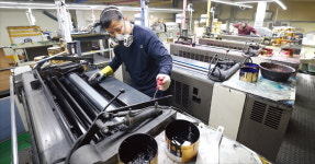 24시간 대기해야 할 판…인쇄업체 300곳 집 패닉