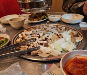 나라 지키느라 고생…군인들에 고기 서비스 준 사장님