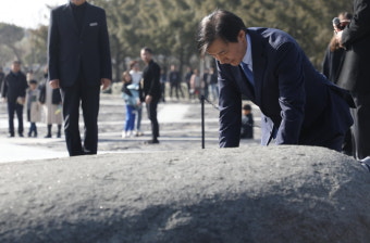 조국, 노무현 묘역 참배…