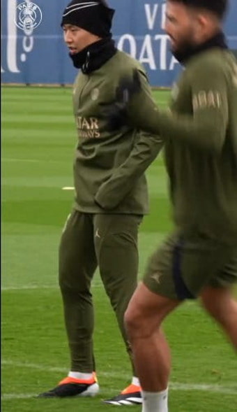 '하극상 논란' 이강인, 소속팀서 밝은 미소…PSG 