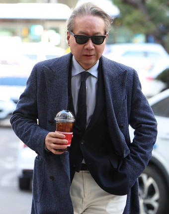 선글라스 끼고 '아아' 들고…주수호 의협 위원장 경찰 출석