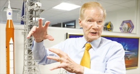 우주는 강대국들의 미래 전쟁터…NASA는 평화군 역할 할 것