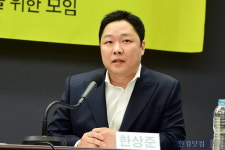 [포토] 유명인 사칭 온라인 피싱범죄 기자회견에서 발언하는 한상준 변호사