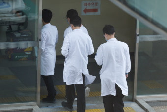 정부 '전공의 처벌 유예' 거부한 의대 교수들…