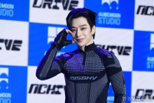 [포토] 엔카이브 강산, 수줍게 웃으며 멋진 하트~