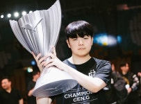 ‘LCK 4연속 우승’ 젠지, 신입생 활약 빛났다 [이주현의 로그인 e스포츠]