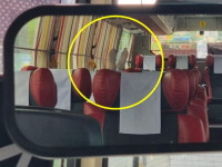고속버스 앞좌석에 두발 걸친 민폐 승객…다리로 춤춰