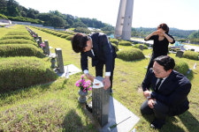 이준석, 김해서 가져온 국화 1000송이 들고 5·18 묘역 참배