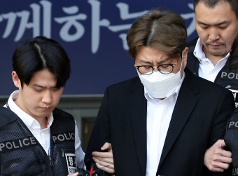 '음주 뺑소니' 김호중, 검찰 송치…다리 절뚝이며 