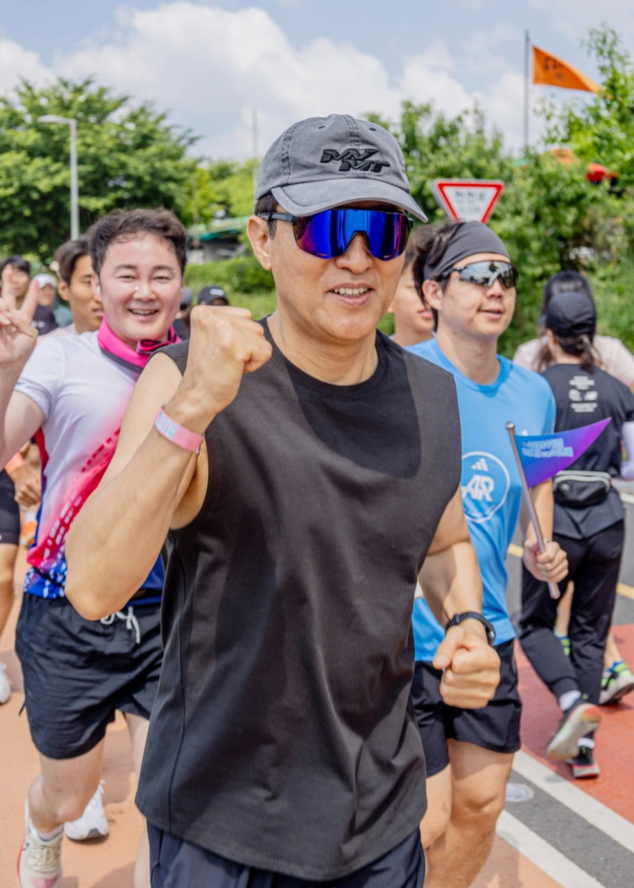 오세훈 서울시장, 깨끗한 한강의 수질을 확인하며 직접 수영 완주!